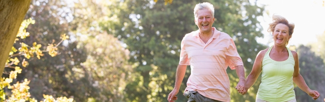 Ældre par der løber